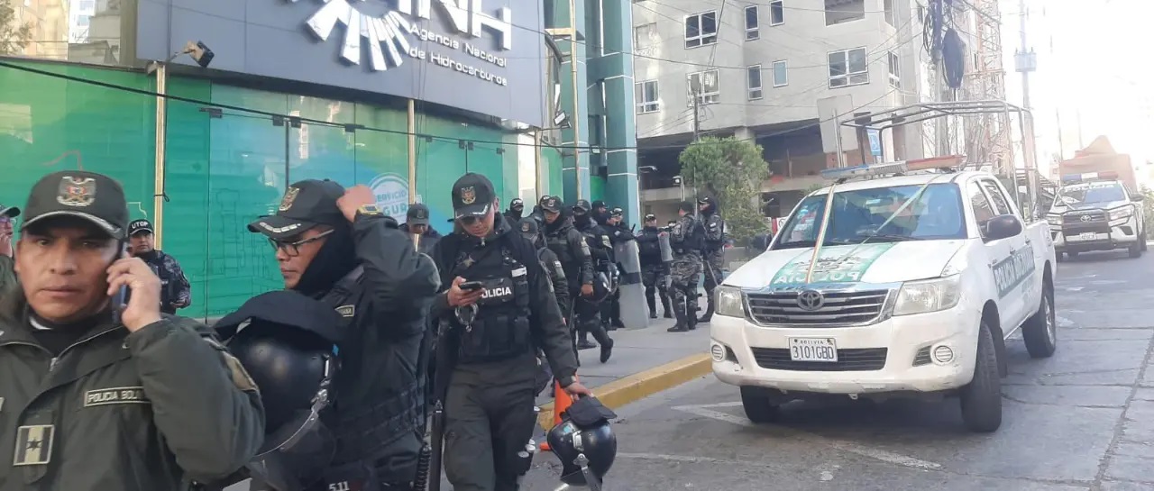 Intervención a la ANH moviliza a ministros y policías en La Paz