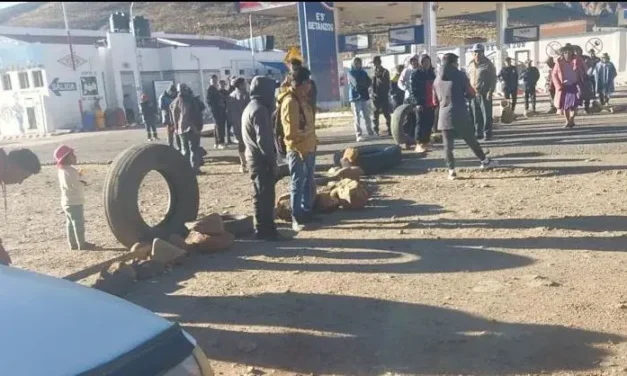 Bloquean la ruta Potosí-Sucre y consiguen tercer aumento de pasajes