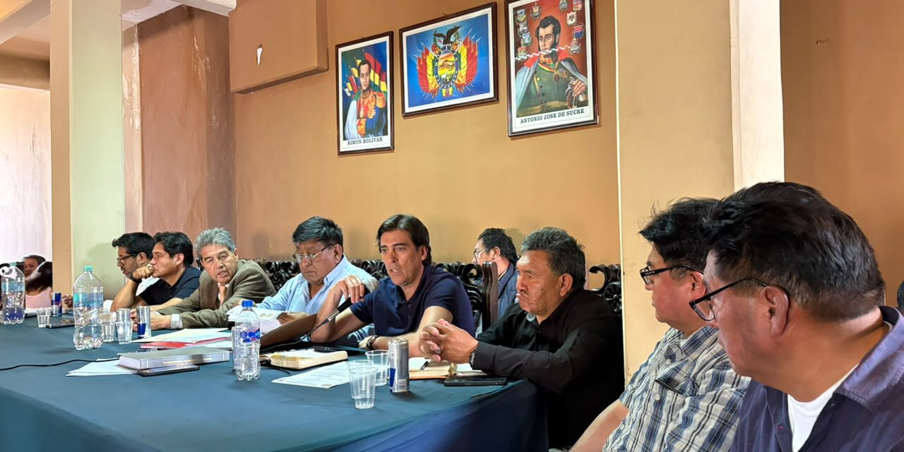 Zamora presenta al presidente Rodrigo Paz propuesta de decreto para transformar el transporte boliviano
