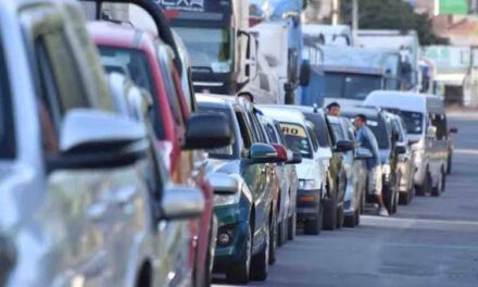 Filas por gasolina regresan al eje troncal mientras Tupiza bloquea carretera a Argentina