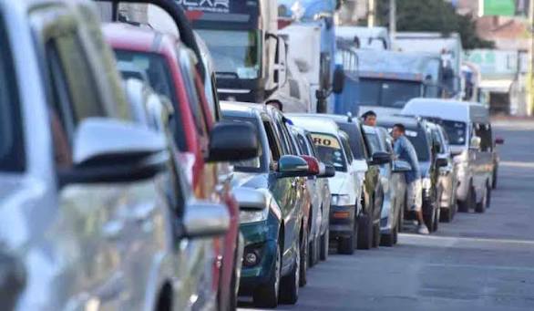 Filas por gasolina regresan al eje troncal mientras Tupiza bloquea carretera a Argentina