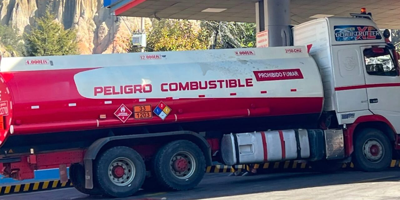 YPFB y transportistas de cisternas acuerdan reanudar el traslado de combustibles a todo el país