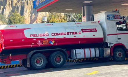 YPFB y transportistas de cisternas acuerdan reanudar el traslado de combustibles a todo el país