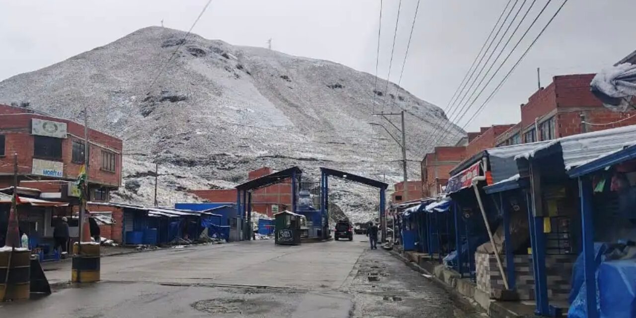Suspenden salidas hacia Los Yungas por intensa nevada y riesgo en la carretera