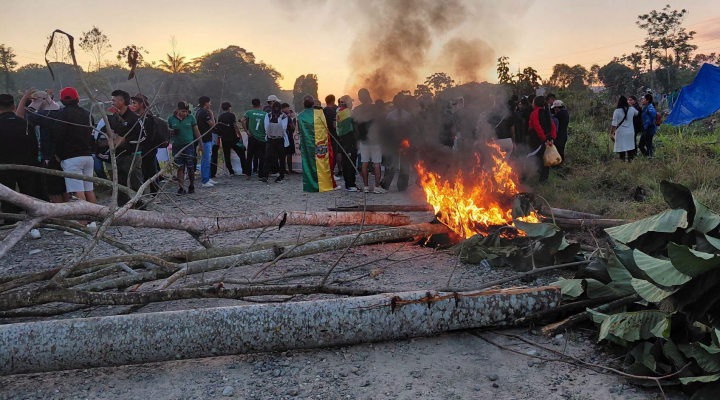 Estudiantes de Unibol retoman bloqueo en la ruta Cochabamba-Santa Cruz