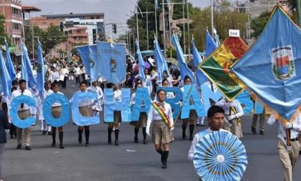 Cochabamba rinde homenaje a su aniversario con desfiles escolares en toda la ciudad